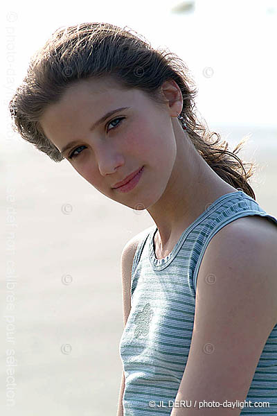 portrait de jeune fille au bord de la mer - girl's portrait at the sea's edge